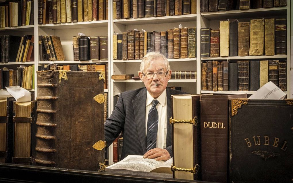 Govert Kool tussen zijn boeken. beeld RD, Henk Visscher