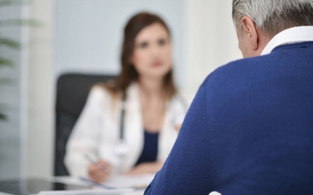 Zorgverleners moeten volgens prof. Van Zuylen niet alleen aandacht hebben voor medische zaken, maar ook voor bijvoorbeeld zingevingsvragen van een terminaal zieke. beeld iStock