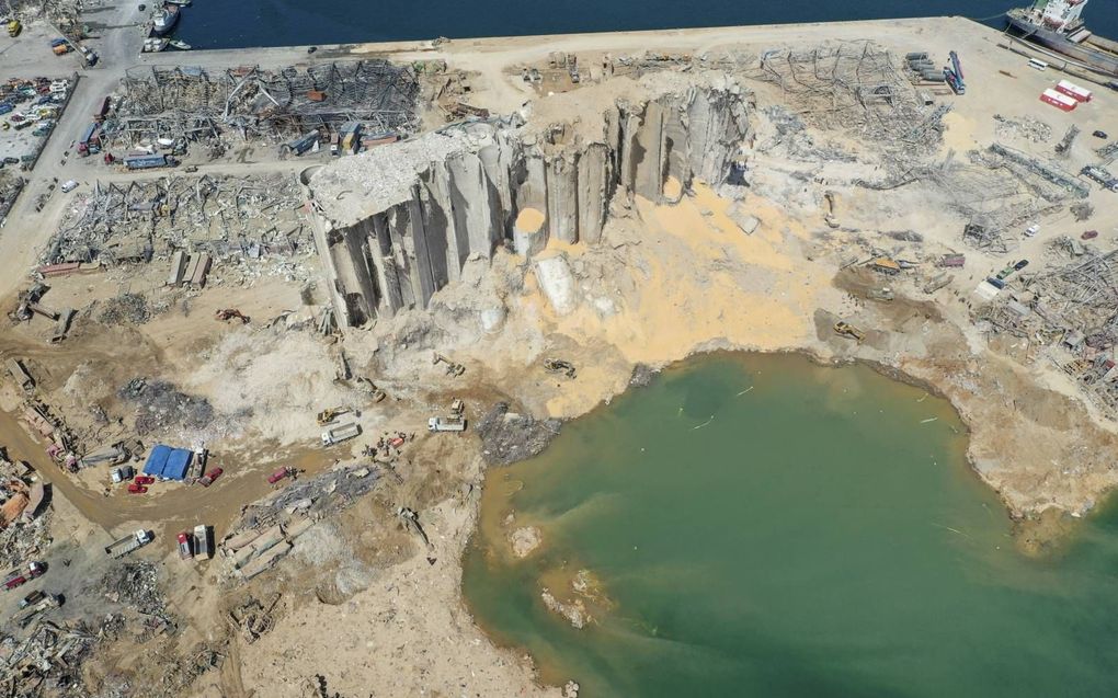 Verwoeste graansilo’s waar een groot deel van de voedselvoorraad van Libanon was opgeslagen. Daarnaast een enorme krater. Op 4 augustus ontploft 2750 ton ammoniumnitraat die in een loods ligt. Er vallen ongeveer 200 doden. Duizenden mensen raken gewond. Talloze gebouwen raken beschadigd. beeld AFP