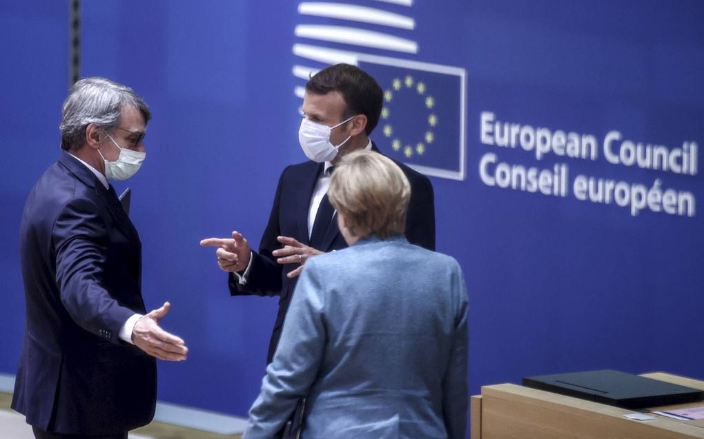 De voorzitter van het Europees Parlement David Sassoli (l.) in gesprek met de Franse president Emmanuel Macron (m.) en de Duitse bondskanselier Angela Merkel (r.) in oktober in Brussel. beeld EPA, Kenzo Tribouillard