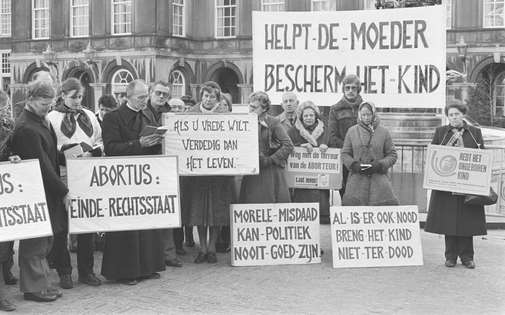 Demonstratie op het Binnenhof op 16 december 1980, twee dagen voordat de Tweede Kamer instemde met de abortuswet. beeld Nationaal Archief