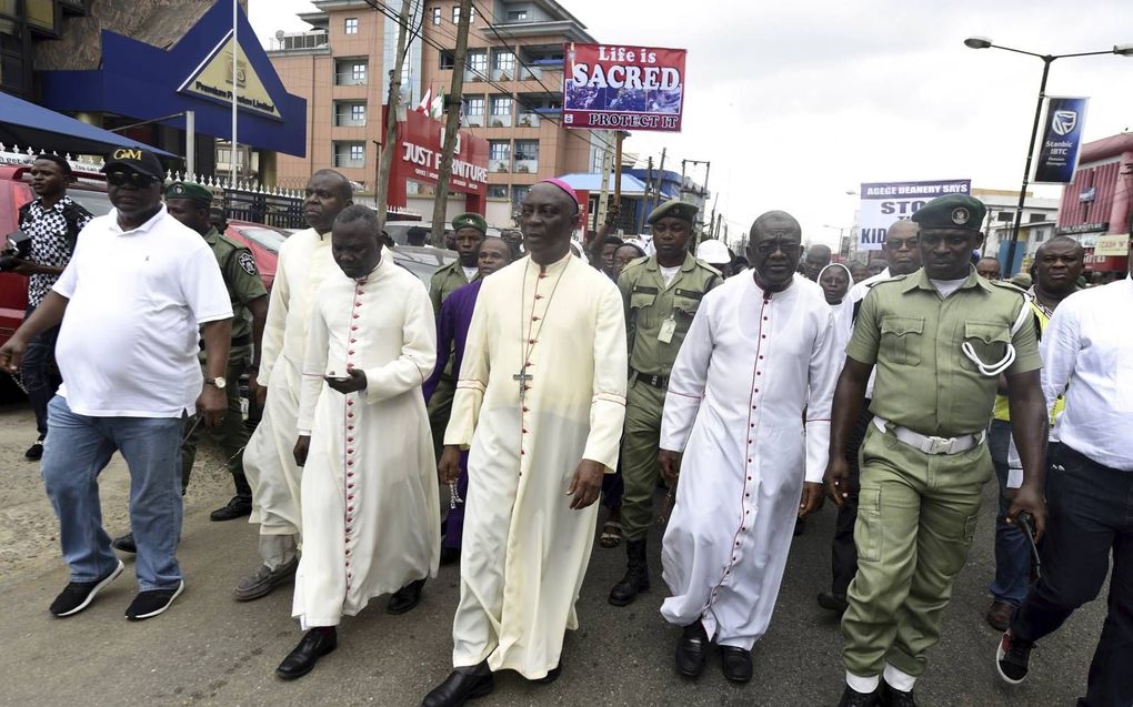 De rooms-katholieke aartbisschop van de Nigeriaanse stad Lagos leidt twee jaar geleden een mars nadat achttien mensen de dood vonden na een aanval op een kerk. beeld AFP, Pius Utomi Ekpei