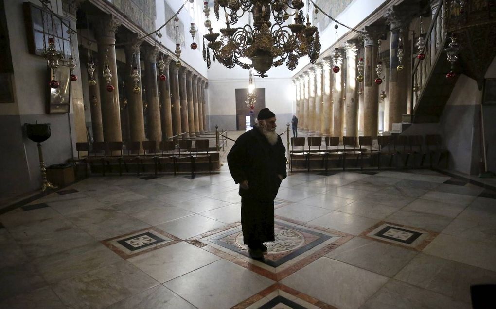 Een monnik loopt rond in de Church of Nativity met het vooruitzicht op de voorbereidingen voor het kerstfeest in Bethlehem.  beeld EPA, Abed Al Hashlamoun