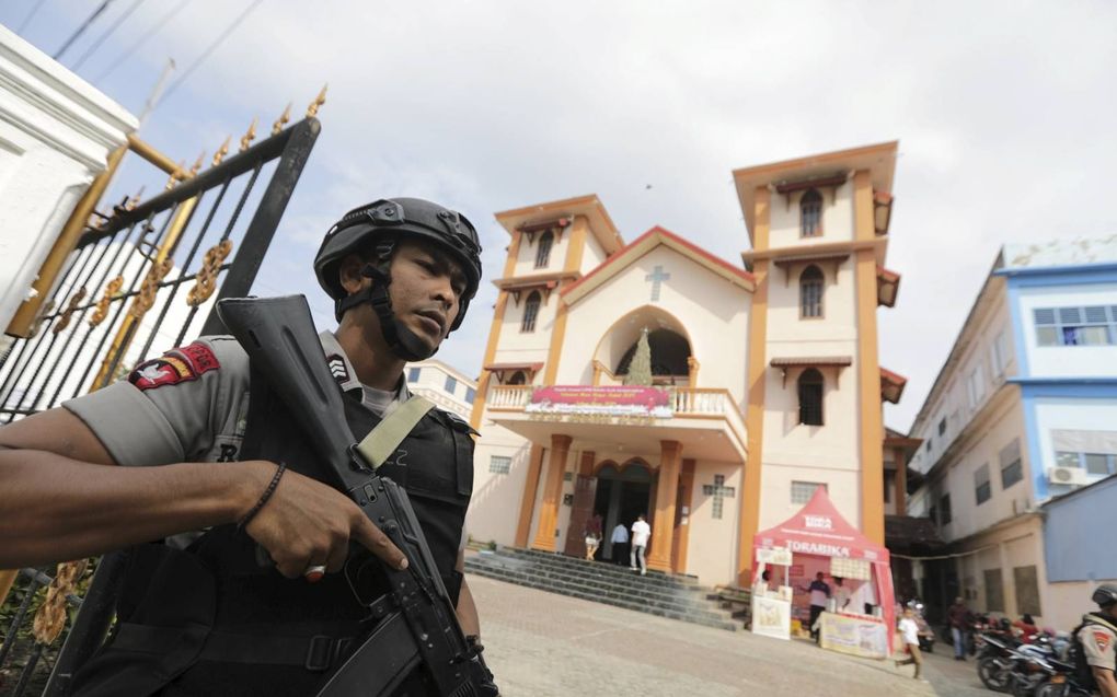 Indonesië zet jaarlijks tijdens Kerst duizenden agenten in om kerken te beschermen tegen gewelddadige aanvallen. beeld EPA, Hotli Simanjuntak