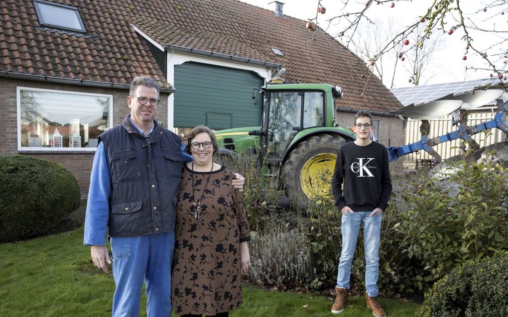 Jaco en Neeske Simonse zijn de derde generatie op  het bedrijf in Luttelgeest. Hun zoons Bert-Jan (r.) en Lennart (niet op de foto) weten nog niet of ze boer willen worden. beeld RD, Anton Dommerholt