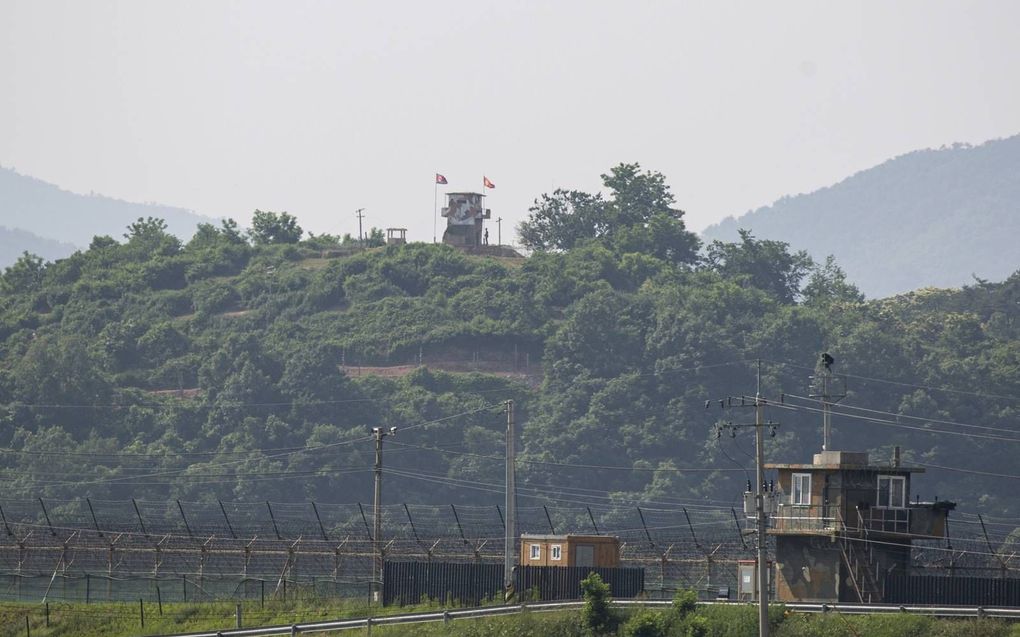 Sinds de wereldwijde corona-uitbraak bewaakt Noord-Korea de grens extra goed. Foto: een Noord-Koreaanse (boven) en een Zuid-Koreaanse (onder) grenspost nabij de stad Paju. beeld EPA, Jeon Heon-Kyun