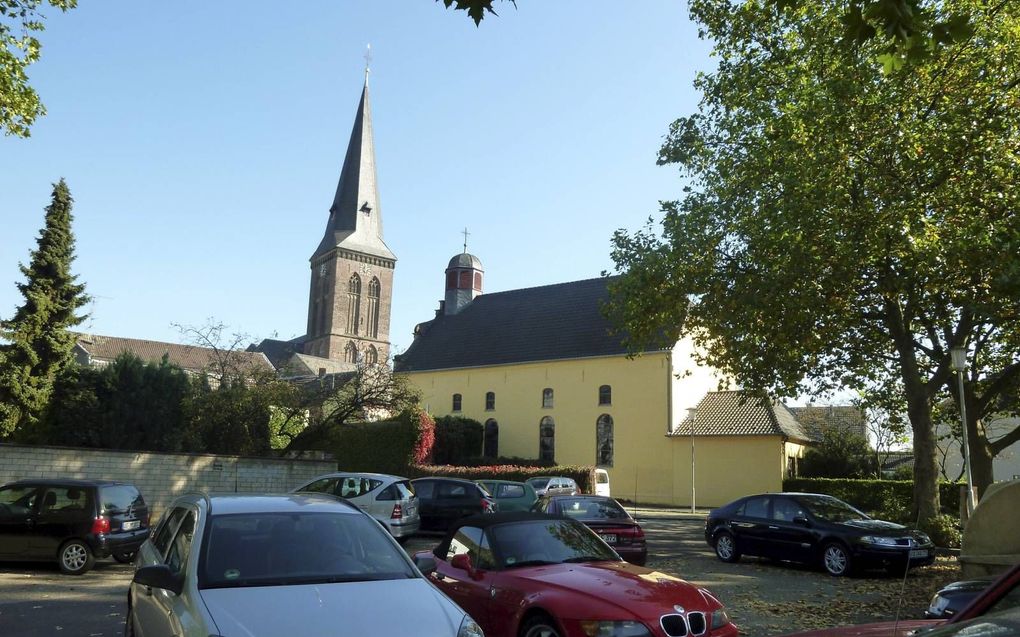 Voor protestantse en katholieke kerken in Noordrijn-Westfalen dreigt in 2021 een exitgolf. Foto: de (gele) evangelische en de rooms-katholieke kerk in Kaldenkirchen. beeld RD