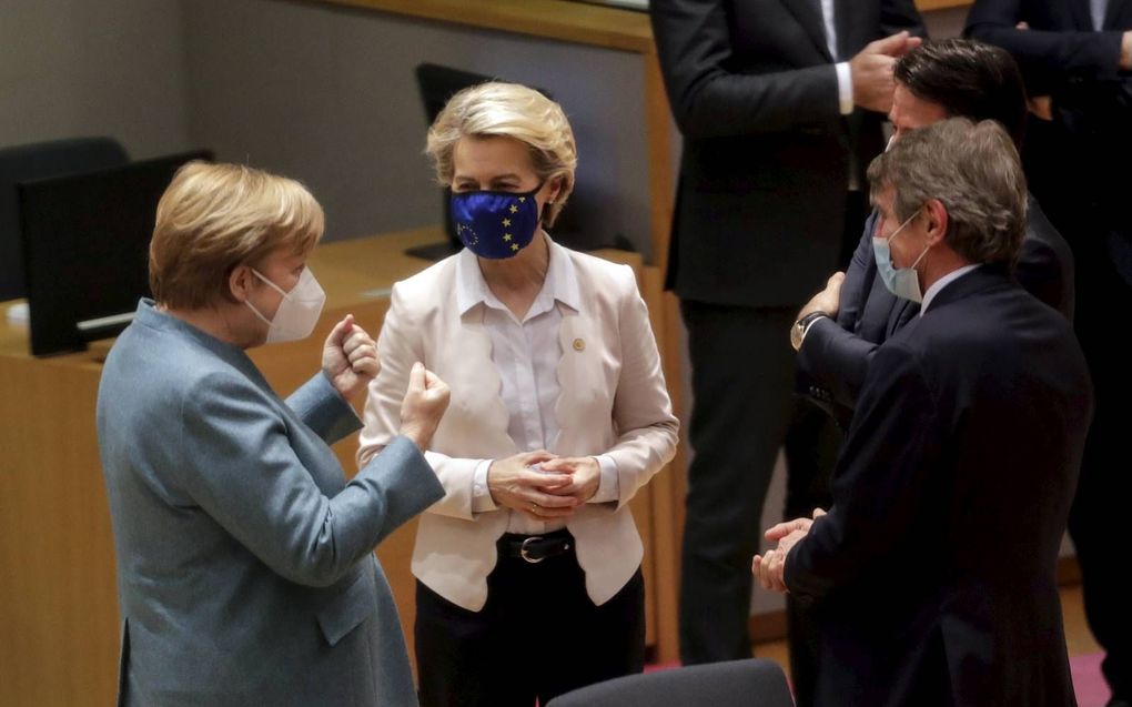 De Duitse bondskanselier Merkel (r.) in gesprek met de Europese Commissievoorzitter Von der Leyen (m.) op een EU-top in december. beeld EPA, Olivier Hoslet