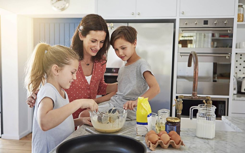 „Creëer positieve ervaringen wanneer je als ouder tegen een burn-out aanloopt, bijvoorbeeld door onverwacht pannenkoeken te bakken. beeld iStock