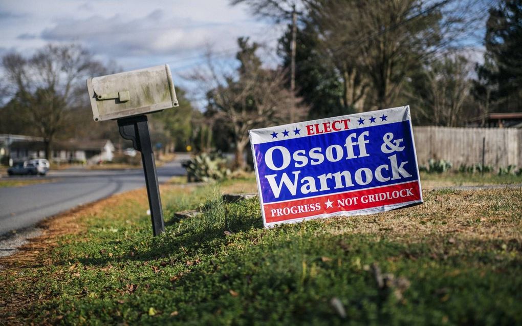 Verkiezingssfeer langs de weg in Summerville, een plaats in de Amerikaanse deelstaat Georgia, waar dinsdag belangrijke Senaatsverkiezingen worden gehouden.  beeld AFP