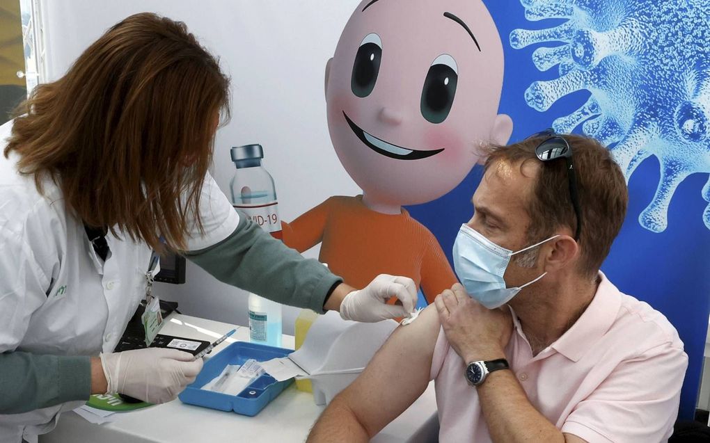 Vooral voor mensen die door leeftijd of gezondheidsproblemen kwetsbaar zijn is het raadzaam zich te laten vaccineren. Liefst in aanvulling op gezond leven. Foto: In Israël is de vaccinatiecampagne in volle gang. beeld AFP, Jack Guez