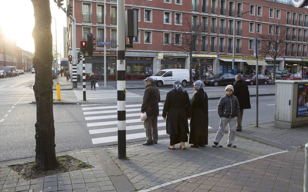 Moslims in de Haagse Schilderswijk. De Partij van de Eenheid is de kleinste partij in Den Haag, maar de grootste in de Schilderswijk. Ook de Islam Democraten en NIDA hebben veel aanhang in deze wijk. beeld RD, Anton Dommerholt