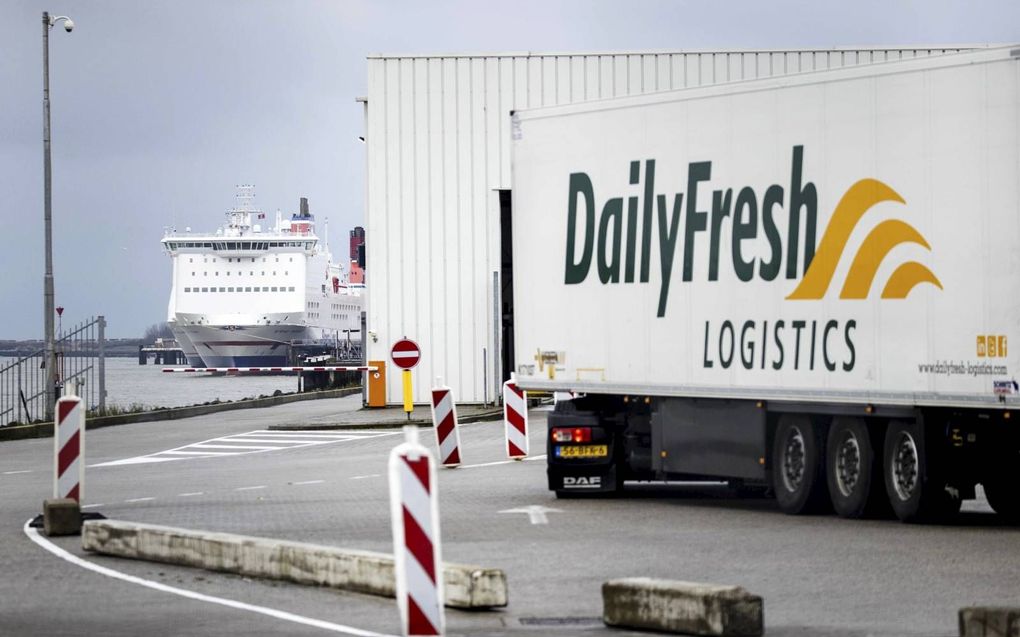 Een vrachtwagen van groentevervoerder DailyFresh bij de ferryterminal in Hoek van Holland. Verwachte problemen door extra douanecontroles bij transport naar het VK bleven maandag uit. beeld ANP, Sem van der Wal