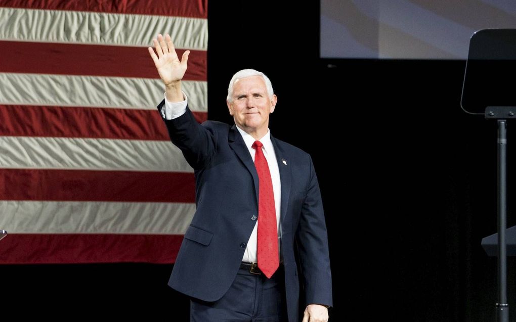 Mike Pence zit woensdag de vergadering van het Amerikaanse Congres voor waarin de uitslag van de verkiezingen wordt bekrachtigd. beeld AFP, Megan Varner