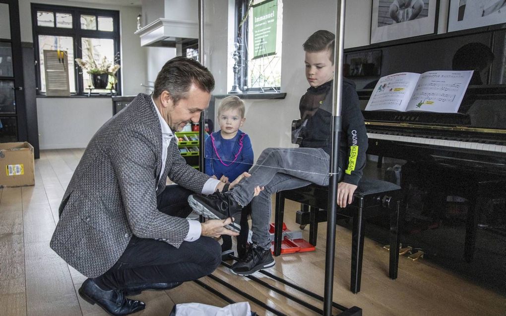 Jeffrey van Mourik bezoekt dagelijks meerdere klanten op afspraak thuis om ze van advies te voorzien. Vooral zondagse schoenen doen het goed. „Tegenwoordig zijn schoenen wat grover en robuust. Bij ons zijn ze net wat verfijnder, met een lakrandje bijvoorbeeld.”  beeld RD, Henk Visscher