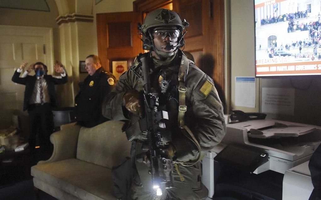 Medewerkers van het Capitool tijdens een controle van de veiligheidsdienst van het gebouw. beeld AFP, Olivier Douliery