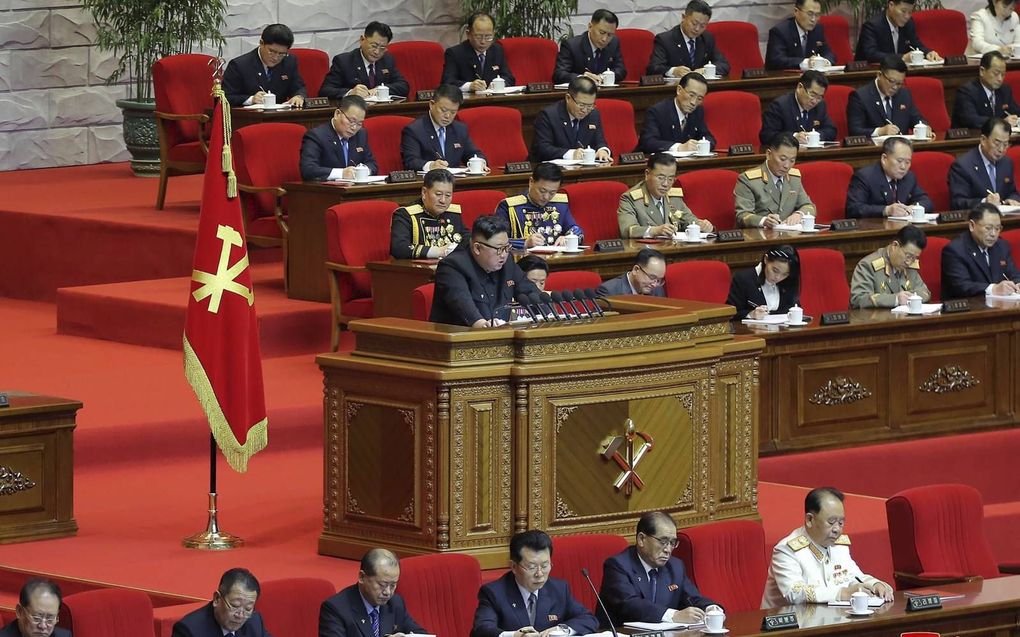 De Noord-Koreaanse Kim Jong-un, donderdag bij de vergadering van het Volkscongres in Pyonyang. Op het congres zijn 7000 afgevaardigden aanwezig. beeld AFP, KCNA