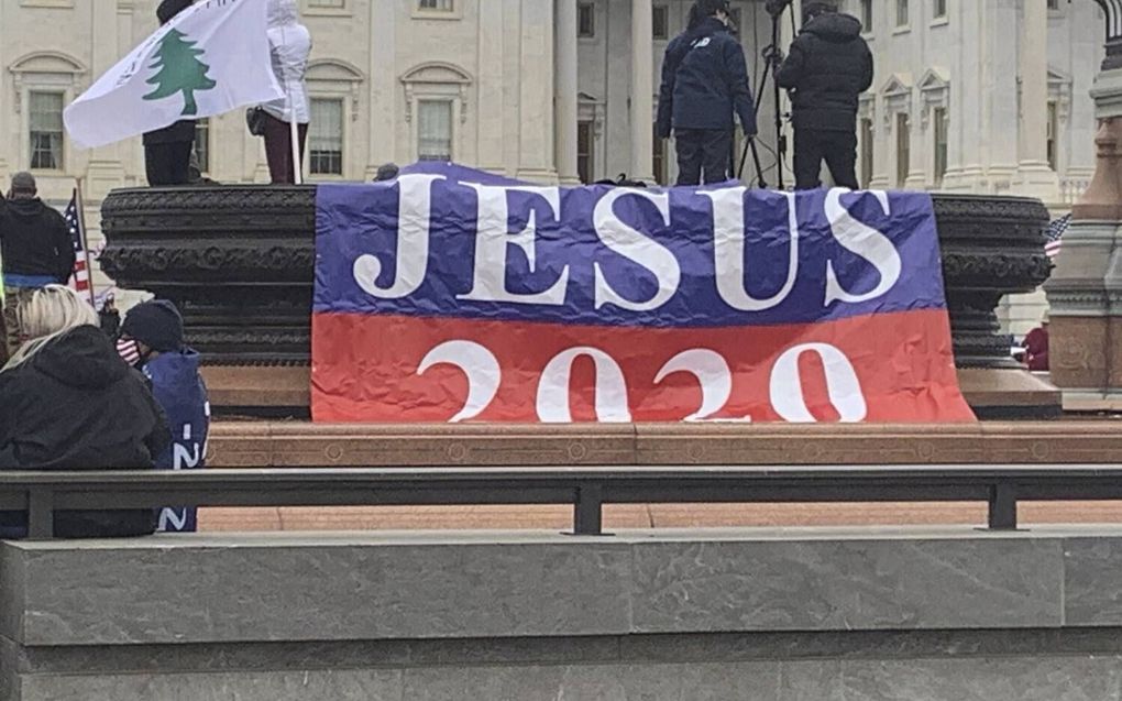 Christelijke banner op de trappen van het Capitool tijdens de protesten van afgelopen woensdag. beeld Hamil Harris