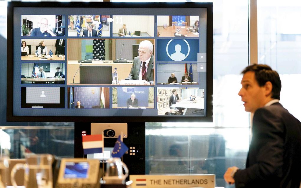 Sommige landen hadden hun huishoudboekje niet op orde. Door die opmerking tijdens een videoconferentie over de Europese hulpfondsen kwam minister Hoekstra (r.) in de problemen.  beeld EPA, Bart Maat