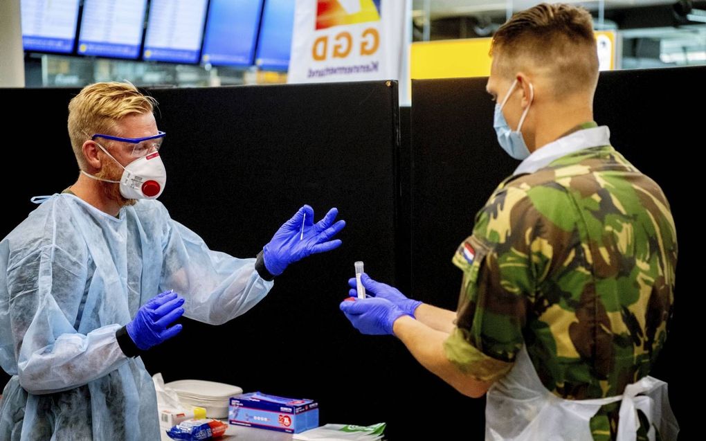 Militairen zetten hun beste beentje voor in de strijd tegen corona. In ziekenhuizen, in verpleeghuizen, in teststraten. De krijgsmacht loopt na jarenlange bezuinigingen echter tegen grenzen aan.   beeld ANP, Robin Utrecht