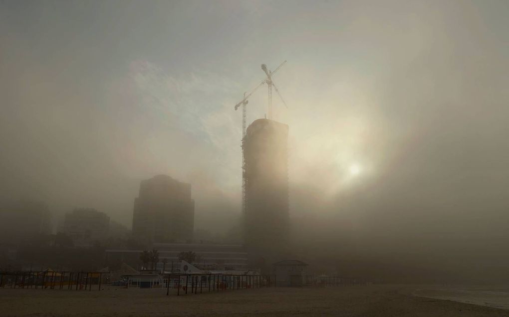 Mist in de kuststad Netanya deze week. beeld AFP, Jack Guez