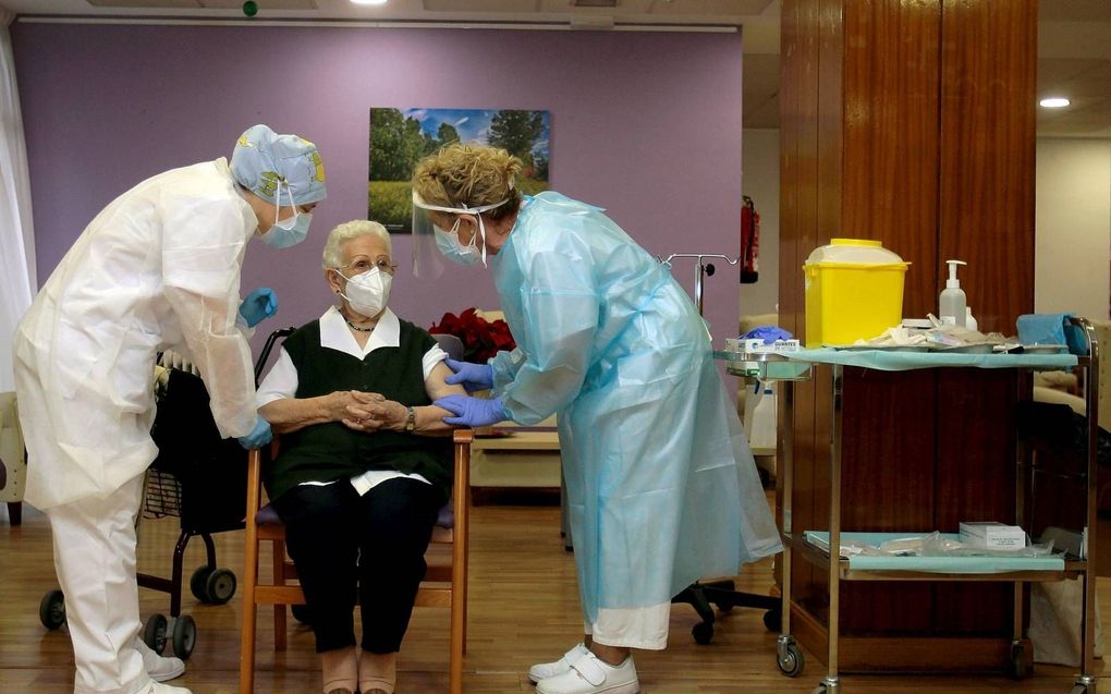 De 96-jarige Araceli Hidalgo (m.) ontving eind december als eerste persoon in Spanje het Covid-19-vaccin. beeld AFP, Pepe Zamora