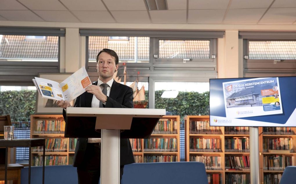 Arno Bronkhorst, bestuurder van het KOC, presenteerde vrijdagmiddag tijdens een symposium in Veenendaal een jubileummagazine. Het KOC bestond onlangs veertig jaar. beeld RD, Anton Dommerholt.