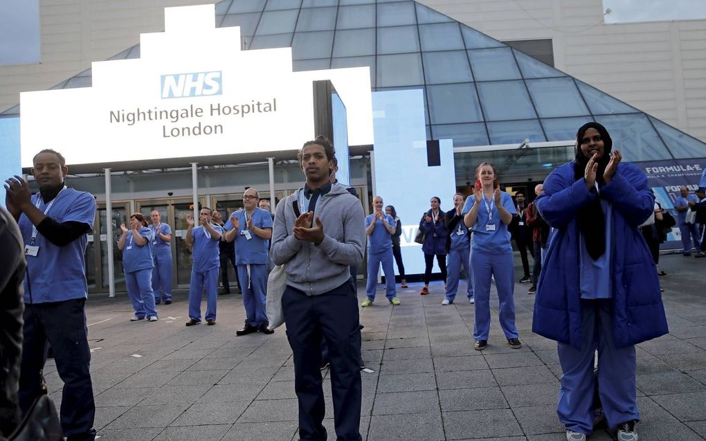 Zodra de nood aan de man is, zetten de Britten de deuren van hun veldhospitaal weer open. Foto: applaus voor de zorg bij de Londense noodvoorziening, eind april. beeld AFP Tolga Akmen