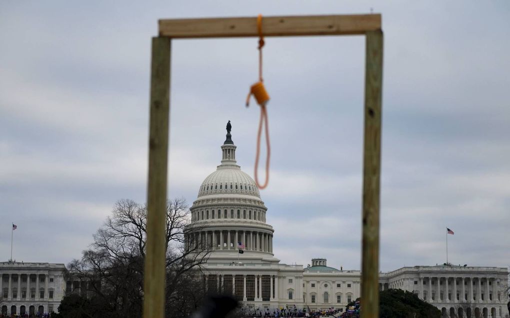 Een deel van de Trumpaanhangers is tot alles in staat. Buiten het Capitool hadden vorige week enkelen een galg met een strop opgericht. Voor vicepresident Pence. beeld AFP, Andrew Caballero-Reynolds