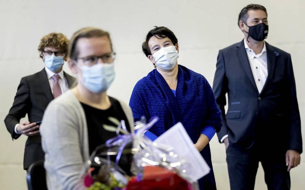 Burgemeester Sharon Dijksma van Utrecht is aanwezig bij de eerste vaccinatie tegen het coronavirus in de GGD-priklocatie in evenementencomplex Expo Houten. beeld ANP, Koen van Weel