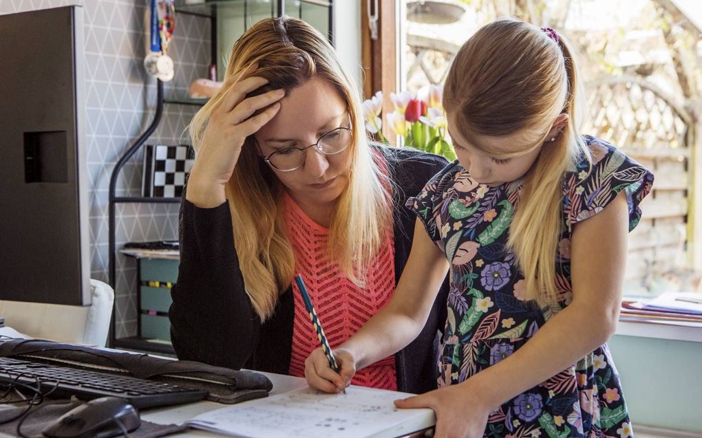 „Online-onderwijs kan fysiek onderwijs niet vervangen. Het leidt tot leerachterstand en schaadt de meest kwetsbaren. Niet elke ouder kan kinderen begeleiden bij hun schoolwerk.” beeld iStock