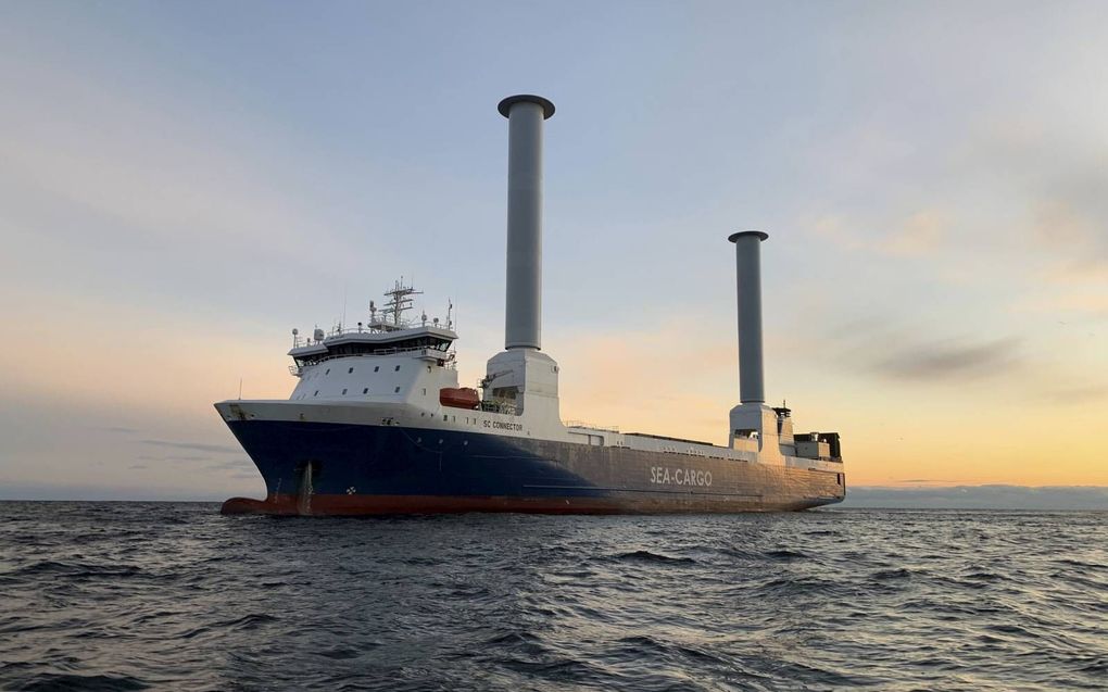 Rotterdam krijgt bijzonder bezoek. De SC Connector vaart met twee hoge roterende ‘zeilen’ op windenergie de haven binnen.  beeld Sea-Cargo