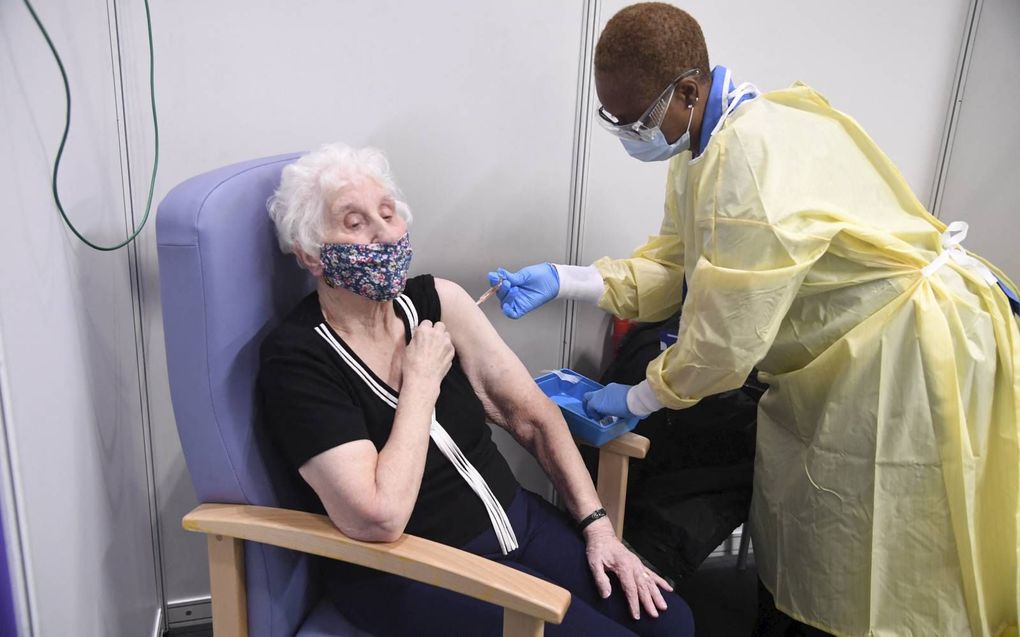 Colleen York werd maandag in een Londens ziekenhuis gevaccineerd tegen corona. De pandemie  raast rond in de Britse hoofdstad.  beeld AFP, Jeremy Selwyn