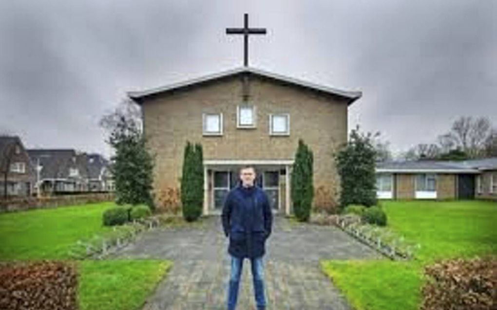 ​Koos Postma voor het pand van de vrije evangelische gemeente in het Friese Burgum. beeld Marcel van Kammen