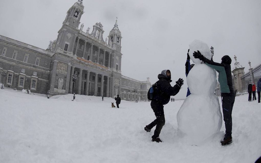 Spanje, het land van de zon, kleurde afgelopen week wit. Ook de hoofdstad Madrid moest maatregelen treffen. Ook het plein voor de grote Almudena Cathedral in hoofdstad ligt bedekt met een laag sneeuw.  beeld EPA, David Fernandez