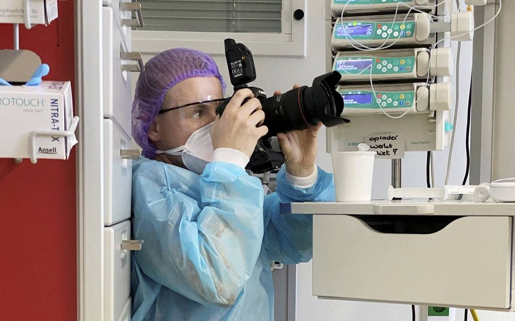 Fotograaf Jeroen Nieuwhuis fotografeert in het ziekenhuis. beeld Jeroen Nieuwhuis