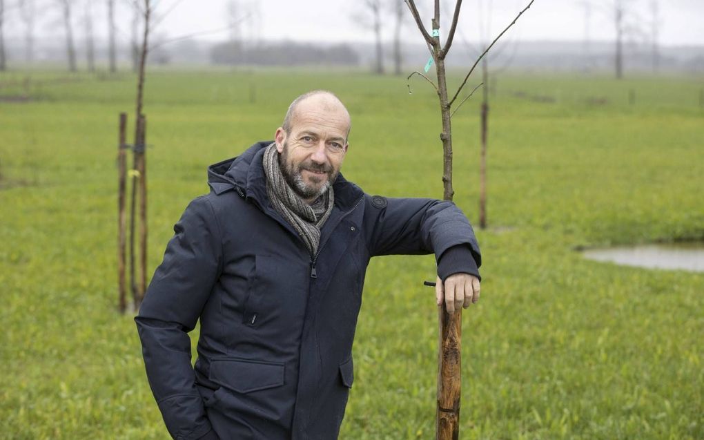 Reinier van den Berg plantte afgelopen najaar 400 struiken en bomen aan in zijn tuin.  beeld RD, Anton Dommerholt