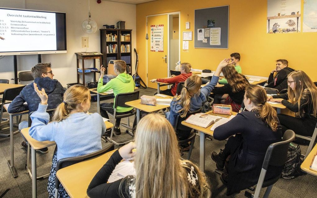 Onmiskenbaar wordt het geluid steeds sterker dat de vrijheid van onderwijs ingeperkt moet worden, omdat die ruimte laat aan opvattingen en praktijken die frontaal botsen met deze tijd. Foto: leerlingen van het Van Lodenstein College in Kesteren. beeld RD, Henk Visscher