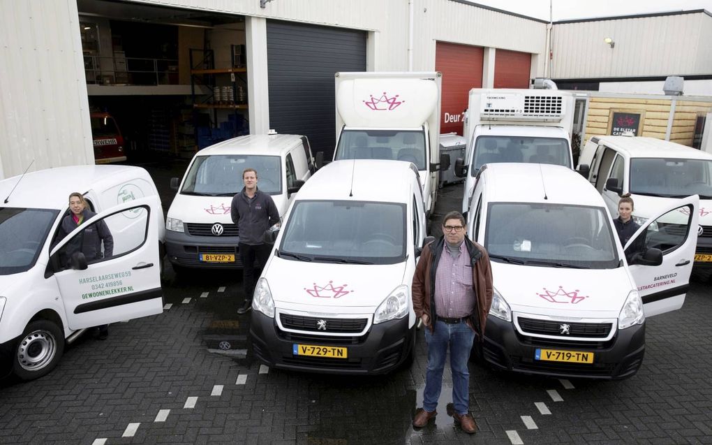 De bedrijfswagens van Elstar Catering staan al maanden stil. Door de coronacrisis is er geen werk voor het bedrijf uit Barneveld. beeld RD, Anton Dommerholt