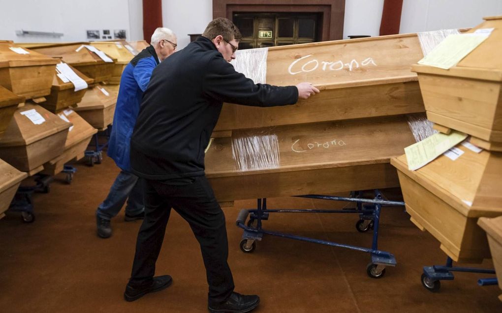 In een mortuarium in Meissen in Duitsland worden doodskisten van mensen die aan Covid-19 zijn overleden, apart gemerkt. Vrijwel alle landen kenden in 2020 grote tot zeer grote oversterfte.  beeld AFP, Jens Schlüter