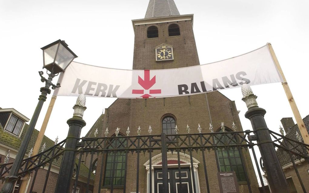 Voor de kerk in de Friese stad IJlst herinnerde een spandoek er in 2018 aan dat de actie Kerkbalans weer was begonnen. beeld Frans Andringa