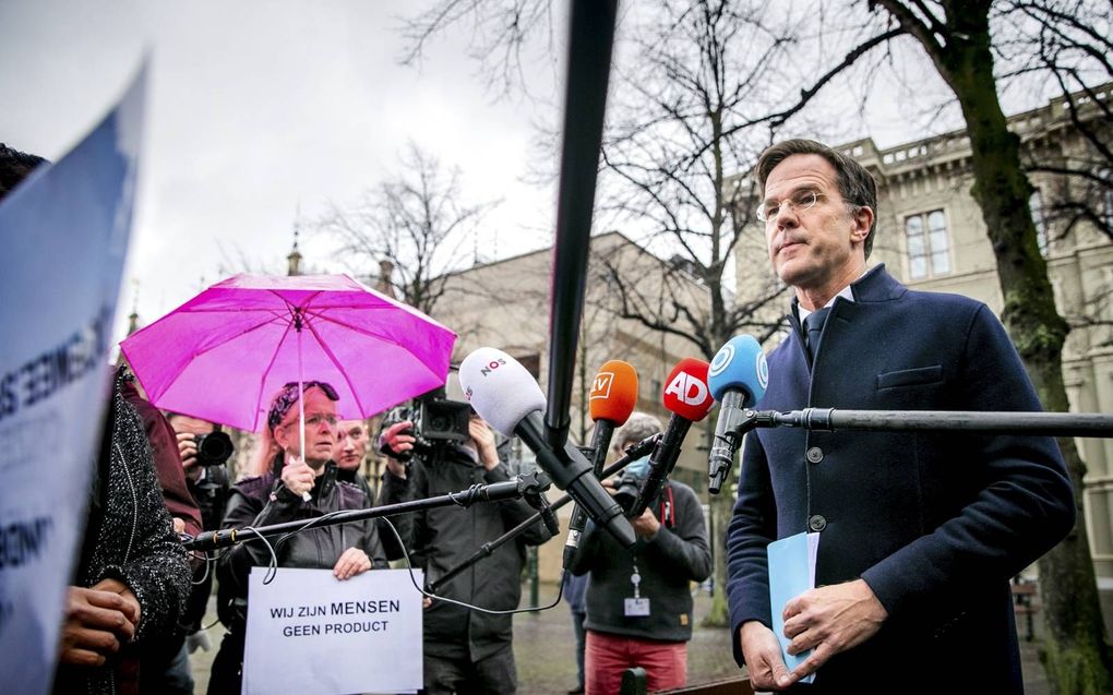 Rutte op 26 november, voorafgaand aan het verhoor door de parlementaire ondervragingscommissie. Gedupeerde ouders wachtten hem toen op, op het Plein voor het Tweede Kamergebouw. beeld ANP, Remko de Waal