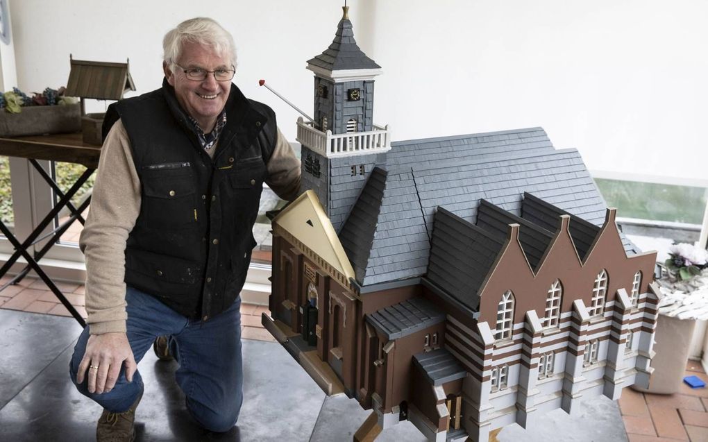 Johan Zwoferink (72) bouwde in coronatijd op schaal de Schildkerk van Rijssen na. beeld RD, Anton Dommerholt