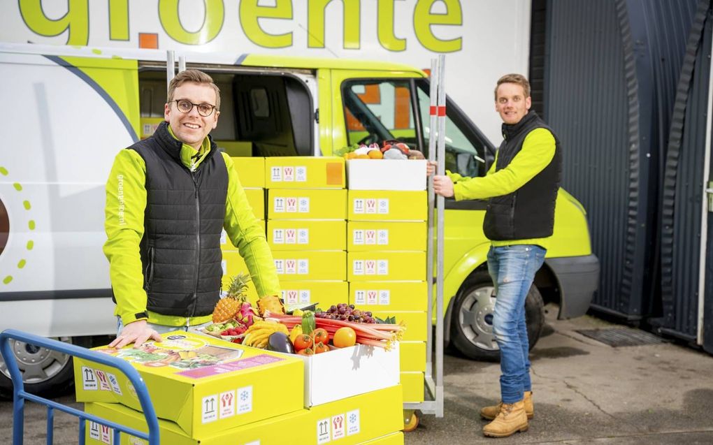 Gert den Haan (l.) is er samen met zijn broer Theo van overtuigd dat de onlineverkoop van groente en fruit de toekomst heeft. beeld Cees van der Wal