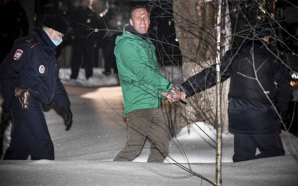 Russische agenten voerden Navalni maandag naar de gevangenis, nadat hem dertig dagen celstraf was opgelegd.  beeld AFP, Alexander Nemenov