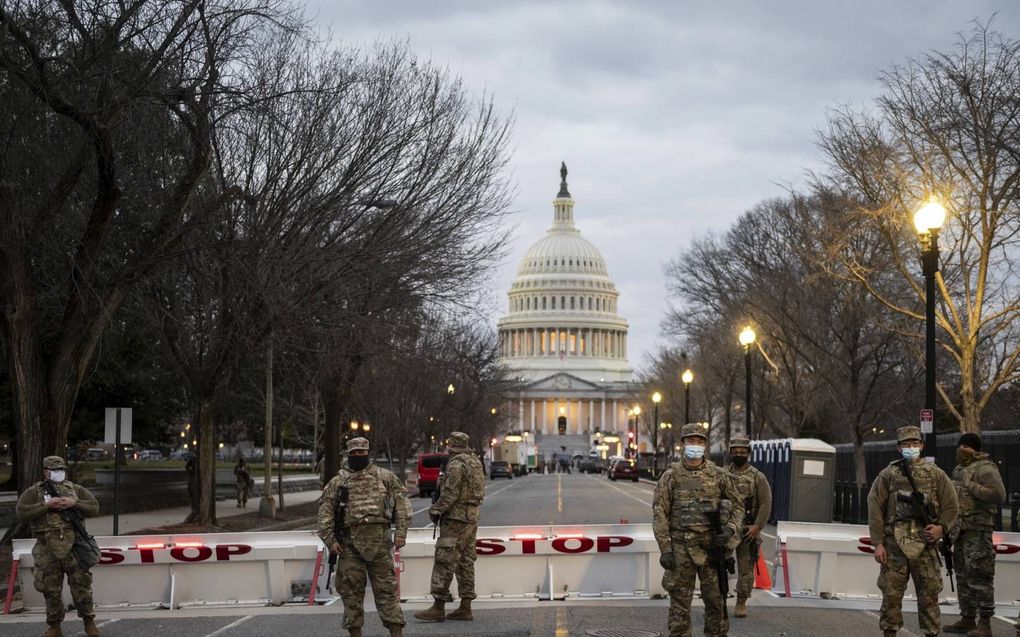 „Na vier jaar Donald Trump erft Joe Biden een intens verdeeld land, waarin Democraten en Republikeinen, conservatieven en progressieven, zwart en wit en arm en rijk lijnrecht tegenover elkaar staan.” beeld AFP, Andrew Caballero-Reynolds