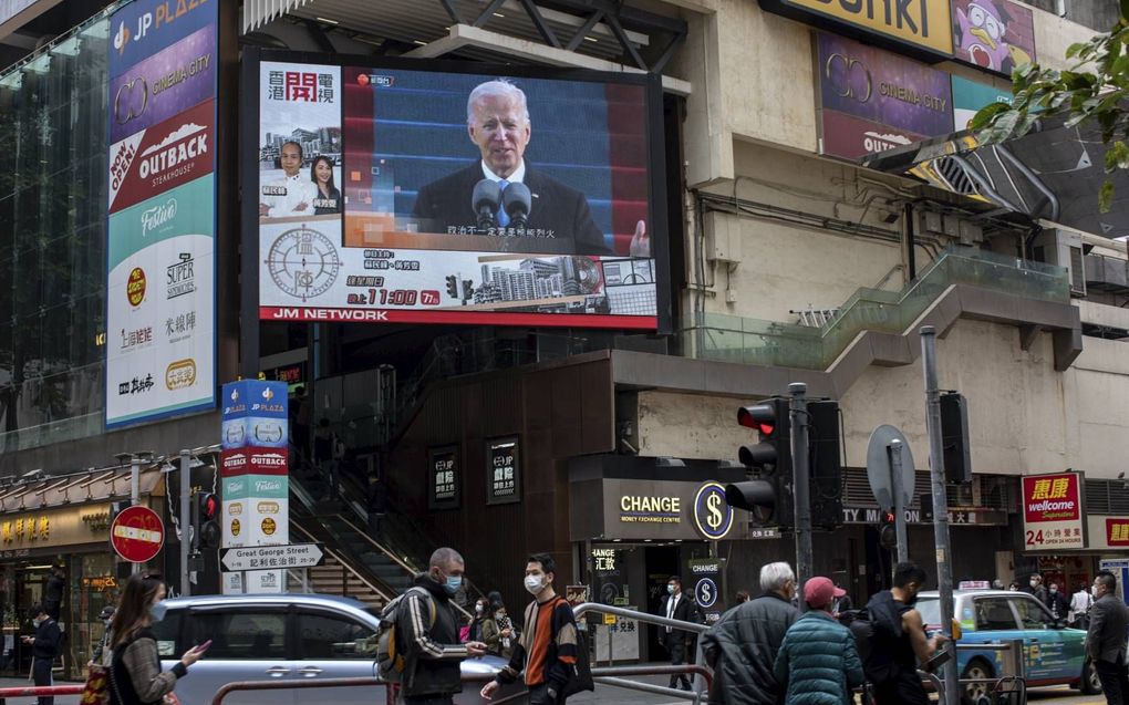 Wereldwijd werd de inauguratie van Joe Biden gevolgd, zoals hier in de Chinese metropool Hongkong. beeld EPA, Jerome Favre