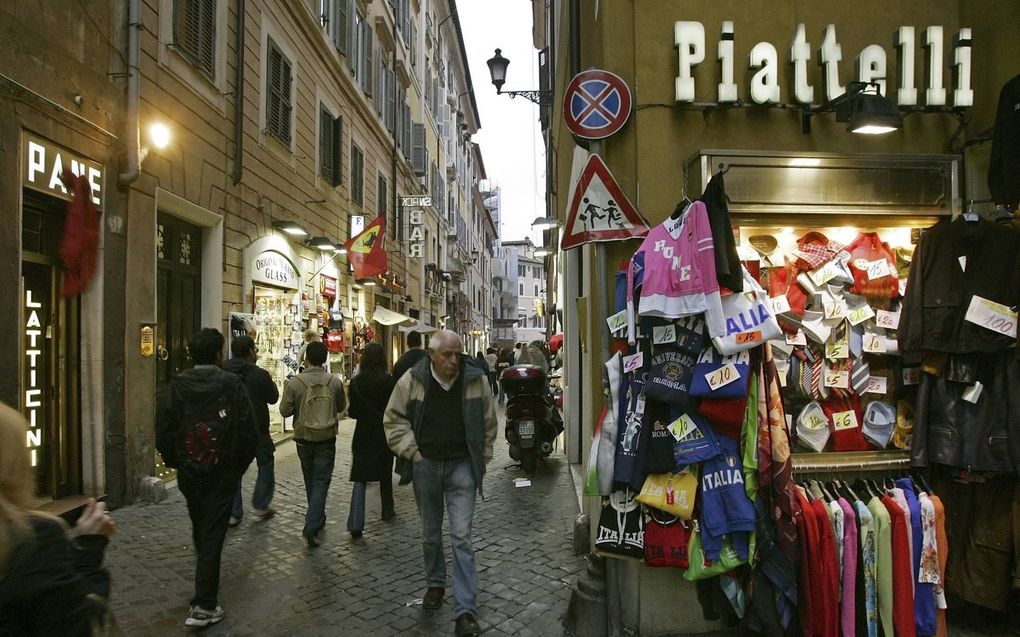 Winkelstraat in Rome (archieffoto). Italië stimuleert zijn inwoners en middenstander met voordeeltjes om meer te pinnen. beeld ANP, Lex van Lieshout