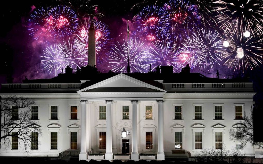 Vuurwerk verlichtte woensdagavond de hemel boven het Witte Huis in Washington, ter afsluiting van de inauguratie van Joe Biden.​ beeld AFP, Patrick T. Fallon