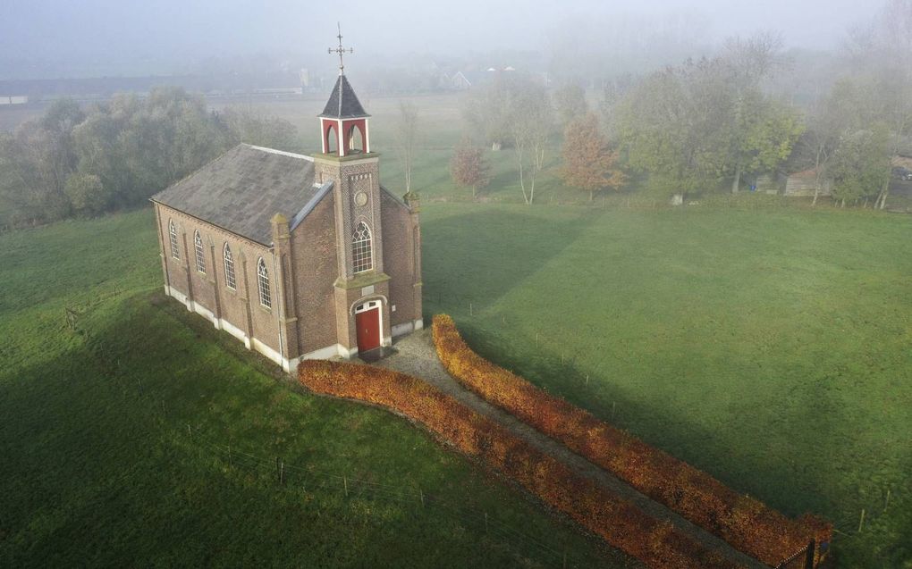 Het terpkerkje in de Betuwse buurtschap Homoet. beeld VidiPhoto